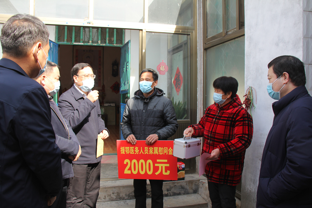 副县长刘志军、县总工会副主席王玉纯、县卫健局党委书记、局长王翰和县人民医院院长赵启飞走访慰问尹倩倩家人.JPG